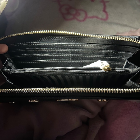 $9.99 SHIPPING 💛💛💛Brand New Victoria’s Secret Gold Hearts Wallet 💛💛💛 - Picture 4 of 5